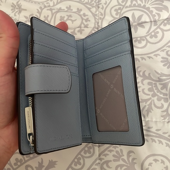 Michael Kors Wallet NWT - Picture 4 of 9